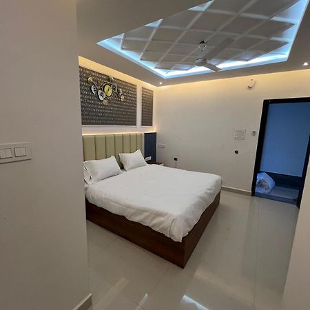Snr Venus Hotels ตีรูปาติ ภายนอก รูปภาพ