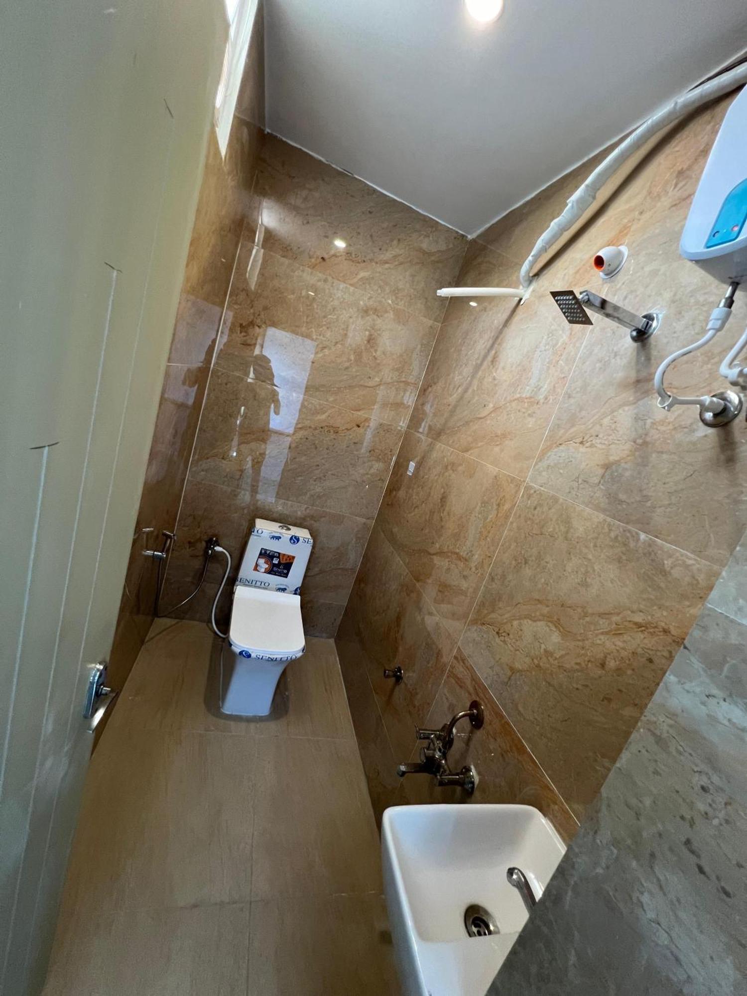 Snr Venus Hotels ตีรูปาติ ภายนอก รูปภาพ